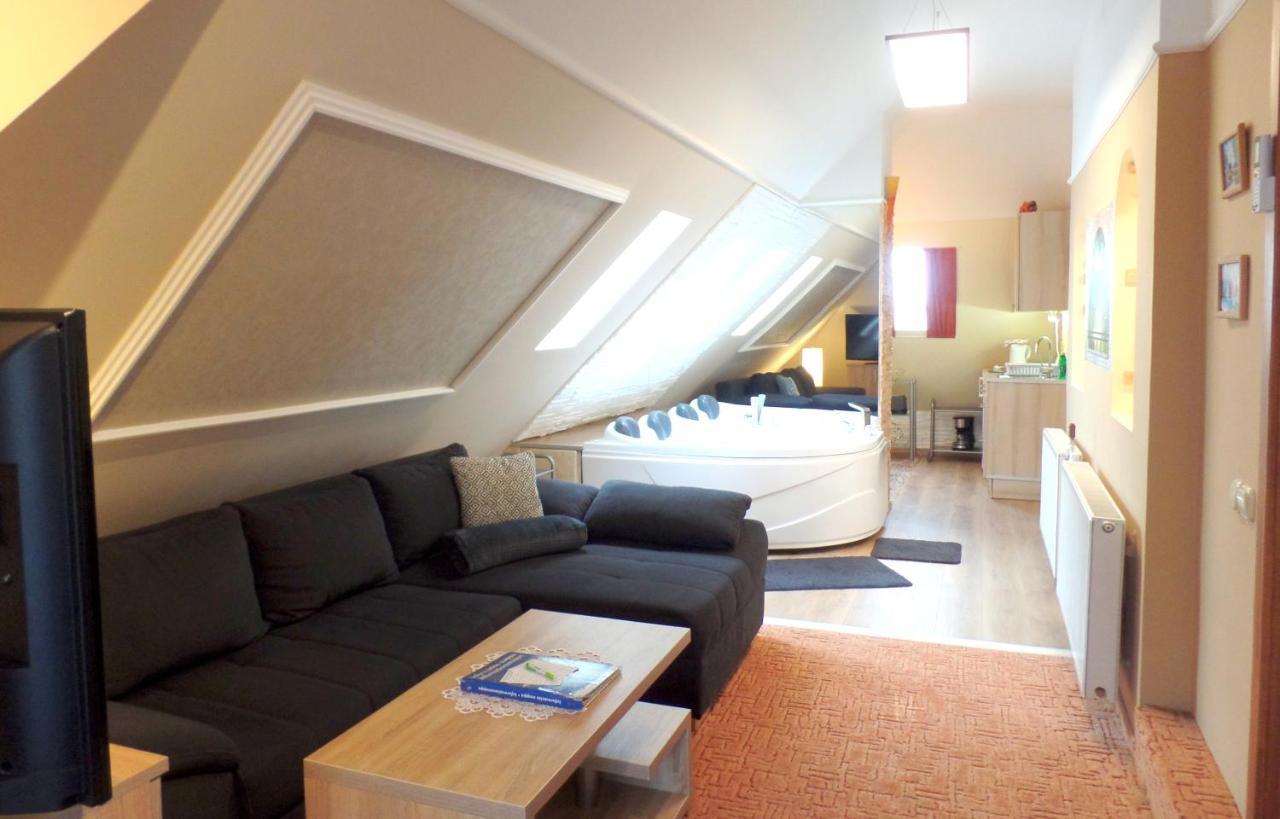 Apartman Siesta Buek - Buekfuerdo Exteriér fotografie